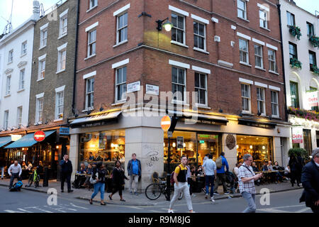 Une vie de Old Compton et Frith rues de Soho, Central London Banque D'Images