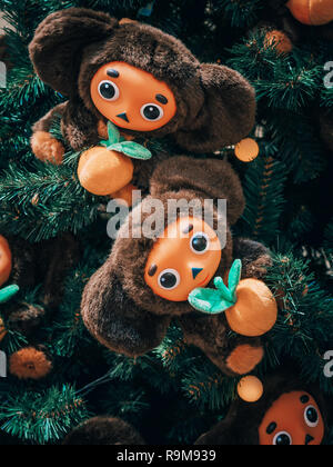 Moscou, Russie - 19 décembre 2018 : arbre de Noël décoré avec des jouets Cheburashki. Arbre de Noël jouet Cheburashka soviétique dans le centre commercial GUM sur la place Rouge à Moscou. Banque D'Images