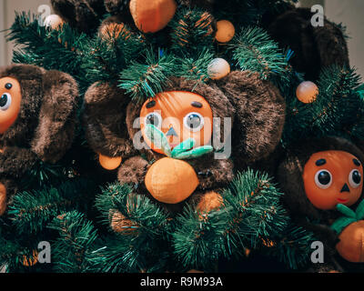 Moscou, Russie - 19 décembre 2018 : arbre de Noël décoré avec des jouets Cheburashki. Arbre de Noël jouet Cheburashka soviétique dans le centre commercial GUM sur la place Rouge à Moscou. Banque D'Images