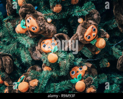 Moscou, Russie - 19 décembre 2018 : arbre de Noël décoré avec des jouets Cheburashki. Arbre de Noël jouet Cheburashka soviétique dans le centre commercial GUM sur la place Rouge à Moscou. Banque D'Images