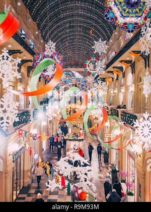 Moscou, Russie - 19 décembre 2018 : les gens marcher à travers la maison de vacances shop GUM Nouvel An et décorations de Noël dans le State Department Store GUM . La gomme est prêt pour Noël et Nouvel An. Décorations sur d'anciens dessins animés russes Banque D'Images