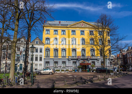 La Haye, Pays-Bas - le 23 mars 2017 : Hôtel Des Indes à La Haye avec de peinture jaune sur ciel bleu ensoleillé jour Banque D'Images