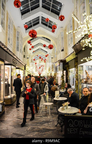 La célèbre galerie marchande couverte de Burlington à Mayfair, Londres, UK Banque D'Images