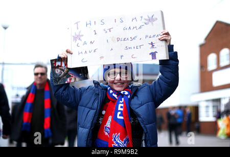 Un jeune fan de Crystal Palace nous tend un panneau 'c'est mon 1er jeu puis-je s'il vous plaît, veuillez avoir une chemise' au cours de la Premier League match à Selhurst Park, Londres. Banque D'Images