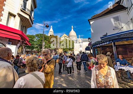 Visiteurs et touristes à la place du Tetre , Montmartre Paris avec le Sacré coeur au loin,Paris, France Banque D'Images