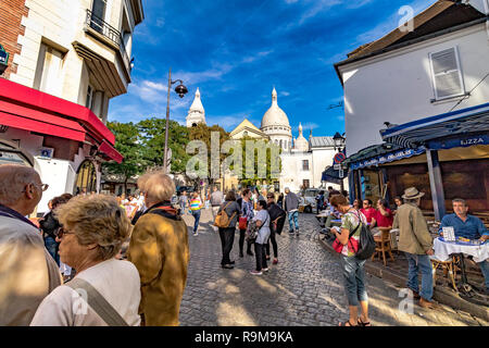 Visiteurs et touristes à la place du Tetre , Montmartre Paris avec le Sacré coeur au loin,Paris, France Banque D'Images