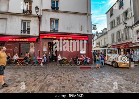 Le petit train de Montmartre traverse les rues étroites de Montmartre, Paris, France Banque D'Images