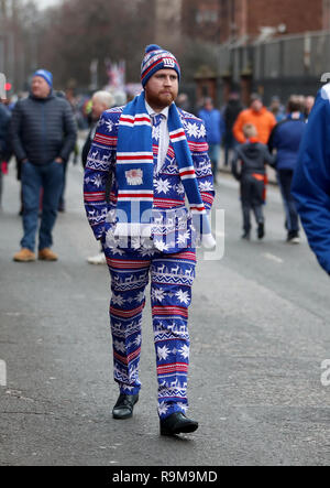 Fan de Rangers Mark Lightbody, de Lenzie, à l'extérieur du stade avant le Scottish Premiership match à Ibrox Stadium, Glasgow. Banque D'Images