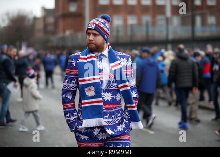 Fan de Rangers Mark Lightbody, de Lenzie, à l'extérieur du stade avant le Scottish Premiership match à Ibrox Stadium, Glasgow. Banque D'Images