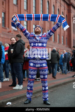 Fan de Rangers Mark Lightbody, de Lenzie, à l'extérieur du stade avant le Scottish Premiership match à Ibrox Stadium, Glasgow. Banque D'Images