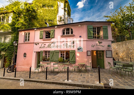 La Maison restaurant Rose sur Rue de l'Abreuvoir, Montmartre, également connu sous le nom de la Maison Rose de Paris , un merveilleux bâtiment peint en rose pittoresque Banque D'Images