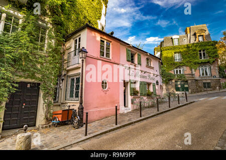 La Maison restaurant Rose sur Rue de l'Abreuvoir, Montmartre, également connu sous le nom de la Maison Rose de Paris , un merveilleux bâtiment peint en rose pittoresque Banque D'Images