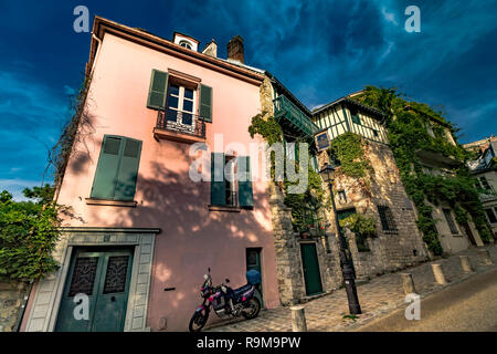 La Maison restaurant Rose sur Rue de l'Abreuvoir, Montmartre, également connu sous le nom de la Maison Rose de Paris , un merveilleux bâtiment peint en rose pittoresque Banque D'Images