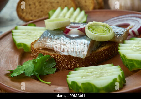 Kiluvoileib, sprat sandwich, une cuisine estonienne traditionnelle, des plats variés, vue du dessus. Banque D'Images