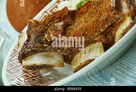 Croustillant de tadyang ng baka, frit, côte de boeuf cuisine Philippine traditionnelle, un assortiment de plats, vue d'en haut. Banque D'Images