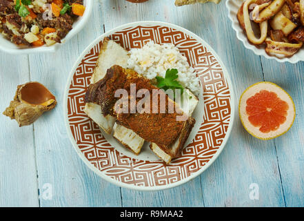 Croustillant de tadyang ng baka, côte de boeuf frit servi avec un évitement de la sauce soja et le vinaigre, une cuisine Philippine traditionnelle, plats assortis, haut Banque D'Images