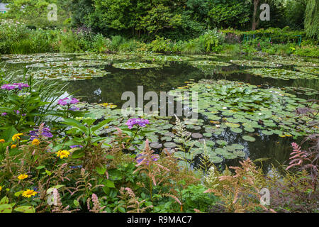 Vue sur le jardin à Giverny, France, où Claude Monet a vécu et créé pendant de longues années Banque D'Images