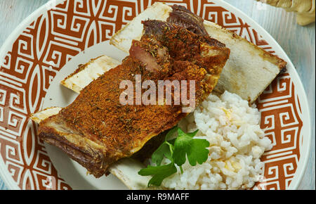 Croustillant de tadyang ng baka, frit, côte de boeuf cuisine Philippine traditionnelle, un assortiment de plats, vue d'en haut. Banque D'Images