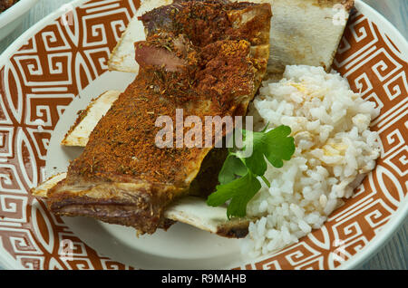 Croustillant de tadyang ng baka, frit, côte de boeuf cuisine Philippine traditionnelle, un assortiment de plats, vue d'en haut. Banque D'Images