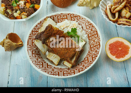 Croustillant de tadyang ng baka, frit, côte de boeuf cuisine Philippine traditionnelle, un assortiment de plats, vue d'en haut. Banque D'Images