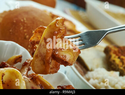 Adobong Pusit , cuisine philippine, adobo calmars traditionnels, des plats variés, vue du dessus. Banque D'Images