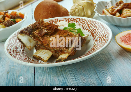 Croustillant de tadyang ng baka, frit, côte de boeuf cuisine Philippine traditionnelle, un assortiment de plats, vue d'en haut. Banque D'Images