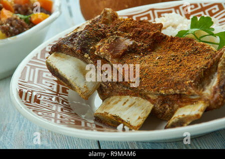 Croustillant de tadyang ng baka, frit, côte de boeuf cuisine Philippine traditionnelle, un assortiment de plats, vue d'en haut. Banque D'Images