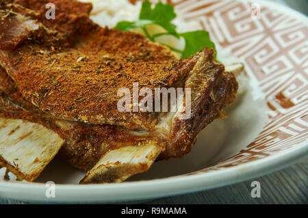 Croustillant de tadyang ng baka, frit, côte de boeuf cuisine Philippine traditionnelle, un assortiment de plats, vue d'en haut. Banque D'Images