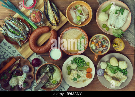 Une cuisine norvégienne traditionnelle, un assortiment de plats, vue d'en haut. Banque D'Images