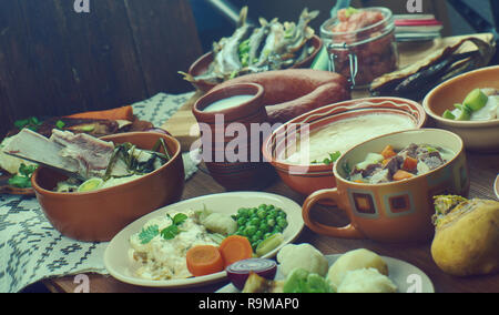 Une cuisine norvégienne traditionnelle, un assortiment de plats, vue d'en haut. Banque D'Images