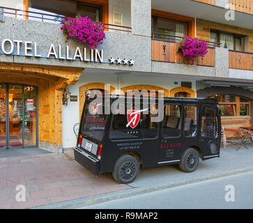 Zermatt, Suisse - 15 septembre 2018 : un véhicule électrique de l'hôtel Allalin à l'entrée de l'hôtel dans la ville de Zermatt. Zermatt est un Banque D'Images