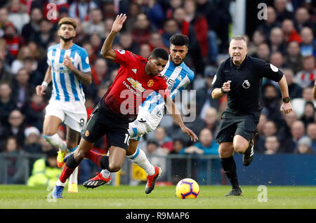 Marcus Rashford Manchester United (à gauche) et Huddersfield Town's Elias Kachunga bataille pour la balle au cours de la Premier League match à Old Trafford, Manchester. Banque D'Images