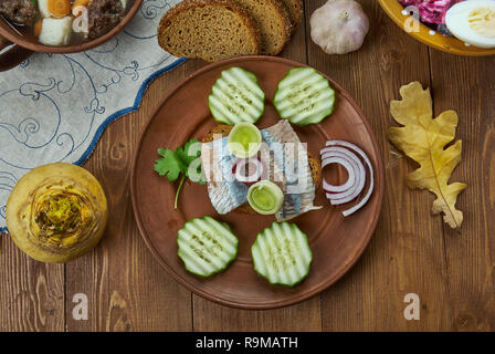 Kiluvoileib, sprat sandwich, une cuisine estonienne traditionnelle, des plats variés, vue du dessus. Banque D'Images