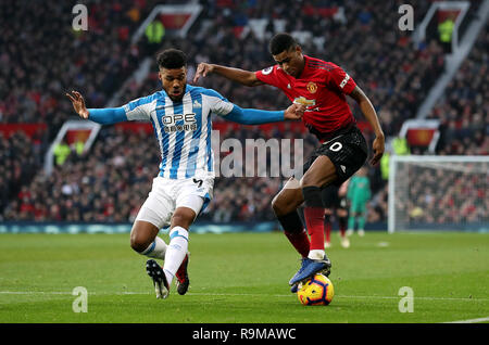 Marcus Rashford Manchester United (à droite) et Huddersfield Town's Elias Kachunga bataille pour la balle au cours de la Premier League match à Old Trafford, Manchester. Banque D'Images