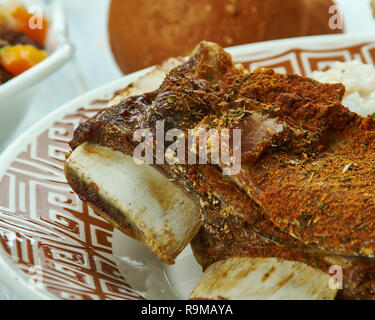 Croustillant de tadyang ng baka, frit, côte de boeuf cuisine Philippine traditionnelle, un assortiment de plats, vue d'en haut. Banque D'Images