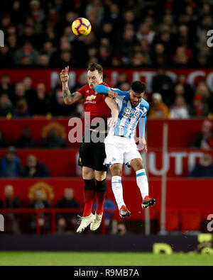 Huddersfield Town's Elias Kachunga (droite) et Manchester United, Phil Jones bataille pour la balle en l'air au cours de la Premier League match à Old Trafford, Manchester. Banque D'Images