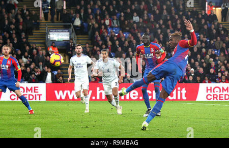 Le Crystal Palace Wilfried Zaha tente un tir au but lors de la Premier League match à Selhurst Park, Londres. Banque D'Images