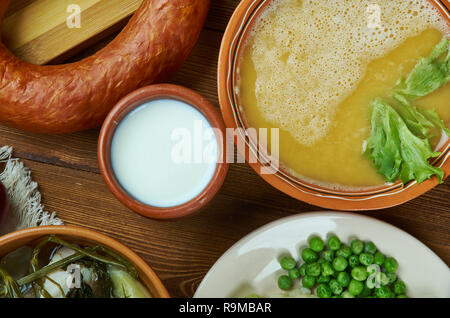 Une cuisine norvégienne traditionnelle, un assortiment de plats, vue d'en haut. Banque D'Images