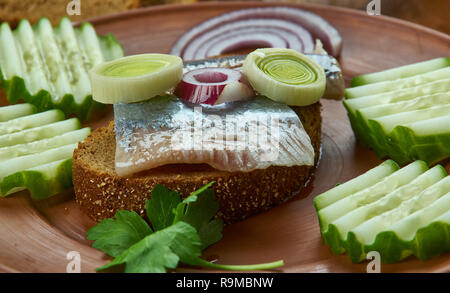 Kiluvoileib, sprat sandwich, une cuisine estonienne traditionnelle, des plats variés, vue du dessus. Banque D'Images