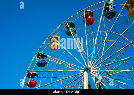 Grande roue contre le ciel bleu Banque D'Images