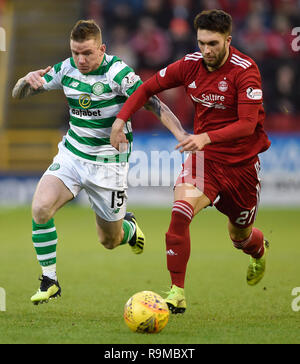 Jonathan Hayes du Celtic (à gauche) et Aberdeen's Connor McLennan durant la Scottish Premiership match à Pittodrie Stadium, Aberdeen. Banque D'Images