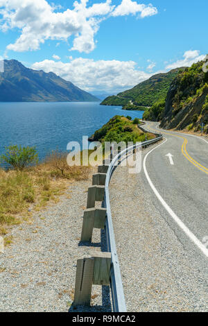 Sur la route de Kingston dans les montagnes, le lac Wakatipu, Otago, Nouvelle-Zélande Banque D'Images