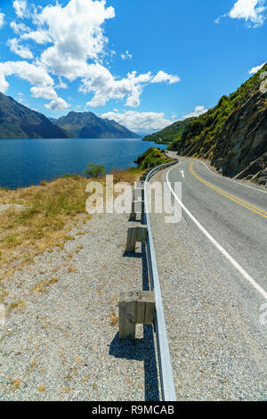 Sur la route de Kingston dans les montagnes, le lac Wakatipu, Otago, Nouvelle-Zélande Banque D'Images