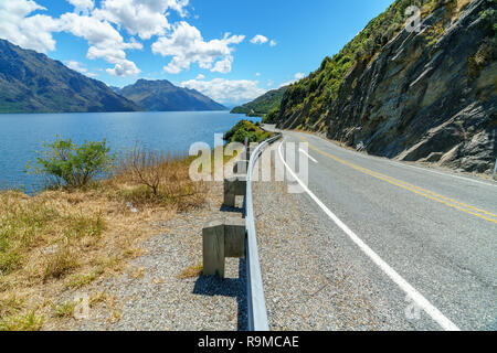 Sur la route de Kingston dans les montagnes, le lac Wakatipu, Otago, Nouvelle-Zélande Banque D'Images