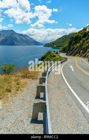 Sur la route de Kingston dans les montagnes, le lac Wakatipu, Otago, Nouvelle-Zélande Banque D'Images