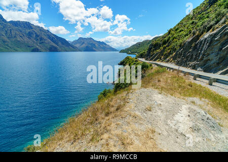 Sur la route de Kingston dans les montagnes, le lac Wakatipu, Otago, Nouvelle-Zélande Banque D'Images