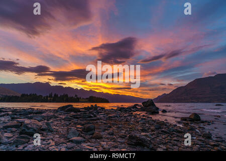 D'incandescence après le coucher du soleil avec ciel rouge sur le lac Wakatipu, Queenstown, Otago, Nouvelle-Zélande Banque D'Images