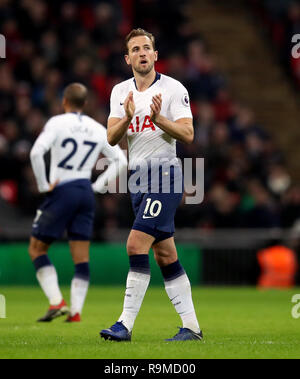 Tottenham Hotspur Harry Kane applaudit les fans Banque D'Images