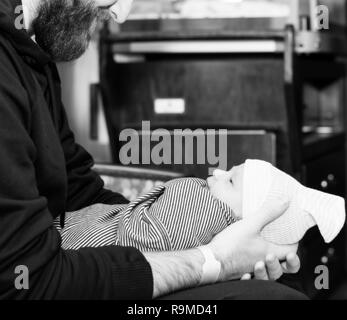 Un Garcon Regarde Son Pere Alors Que Sa Mere Leurs Promenades En Tenant Une Boite De Marchandises Luang Prabang Laos Photo Stock Alamy