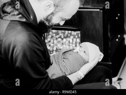 Un Garcon Regarde Son Pere Alors Que Sa Mere Leurs Promenades En Tenant Une Boite De Marchandises Luang Prabang Laos Photo Stock Alamy